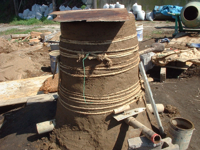 赤土で作る釜(製鉄炉)