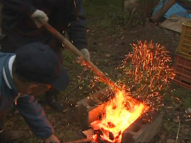 投入用の炭火を起こす