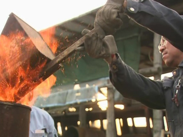 炭火を投入する