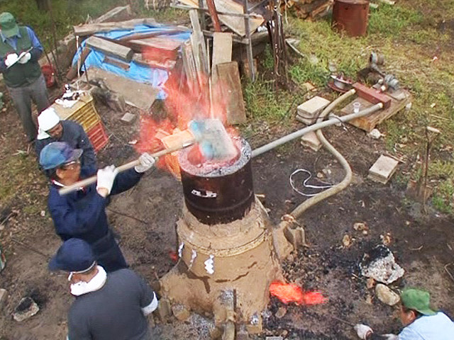 砂鉄と炭の投入を繰り返す