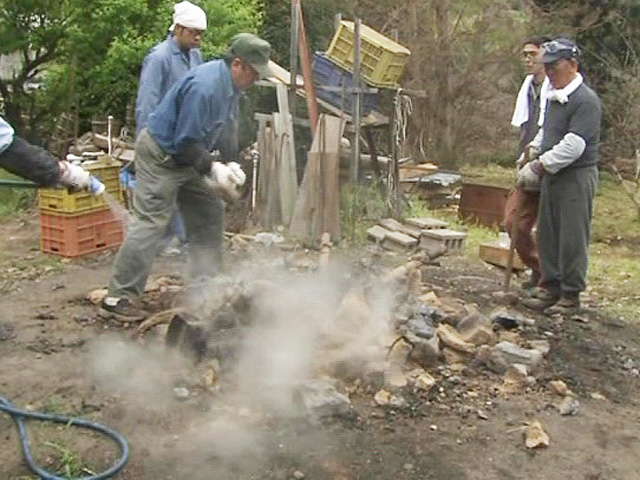 炉を壊し、鉄を取り出す