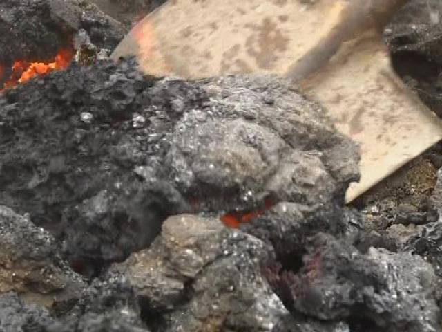 出来あがった鉄(素鋼塊)を取り出し、冷却する